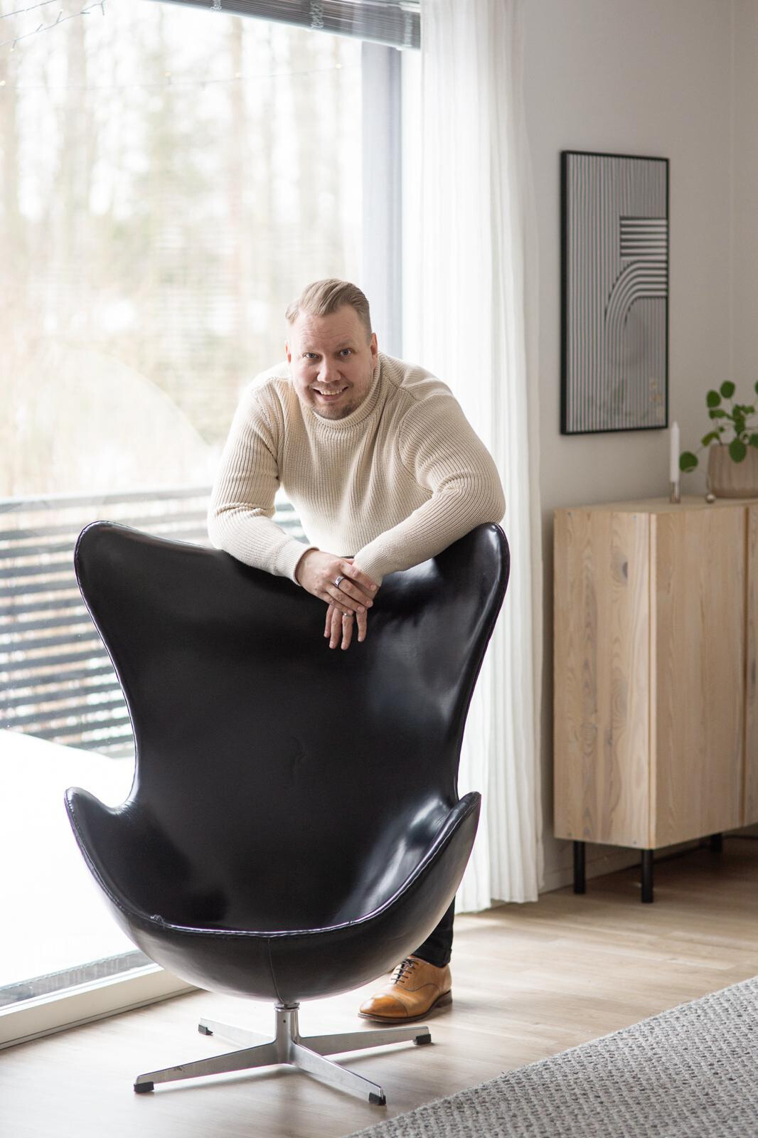 man holding incandescent bulb